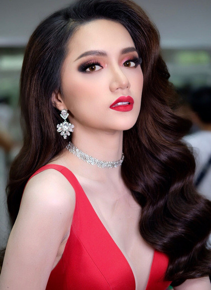 Hương Giang ở hậu trường đêm thi chung kết.