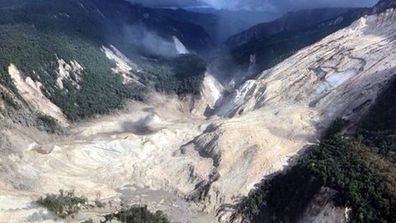  Trận động đất đã khiến nhiều khu vực bị sạt lở nghiêm trọng. Ảnh: REUTERS