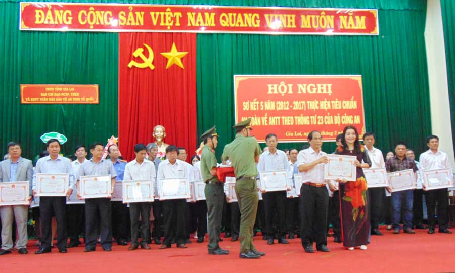 Ông Võ Ngọc Thành-Chủ tịch UBND tỉnh trao Bằng công nhận của UBND tỉnh cho các cơ quan, doanh nghiệp, trường học đạt chuẩn An toàn về an ninh trật tự. Ảnh: Lê Anh