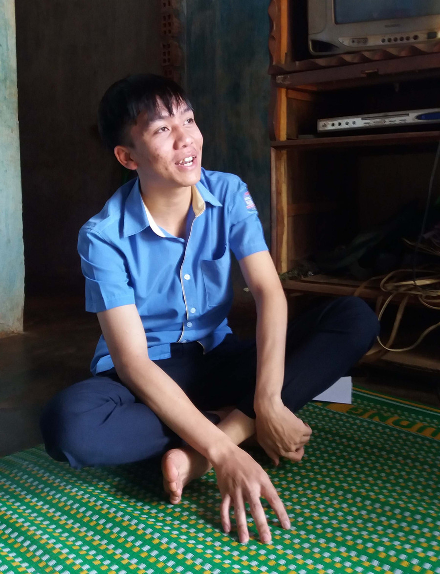 Dù khó khăn, vất vả nhưng Bình luôn lạc quan. Ảnh: N.N