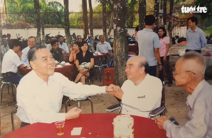 Ông Sáu Khải và những người bạn vong niên trong một lễ cúng ở đình Tân Thông - Ảnh: Chụp lại từ tư liệu đình Tân Thông