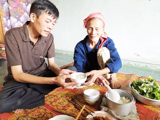 Anh hùng Trần Văn Lanh hạnh phúc vì còn được trở về với mẹ.