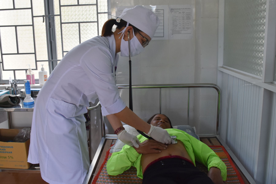 Ngành Y tế huyện chú trọng nâng cao chất lượng khám, chữa bệnh cho người dân. Ảnh: N.T