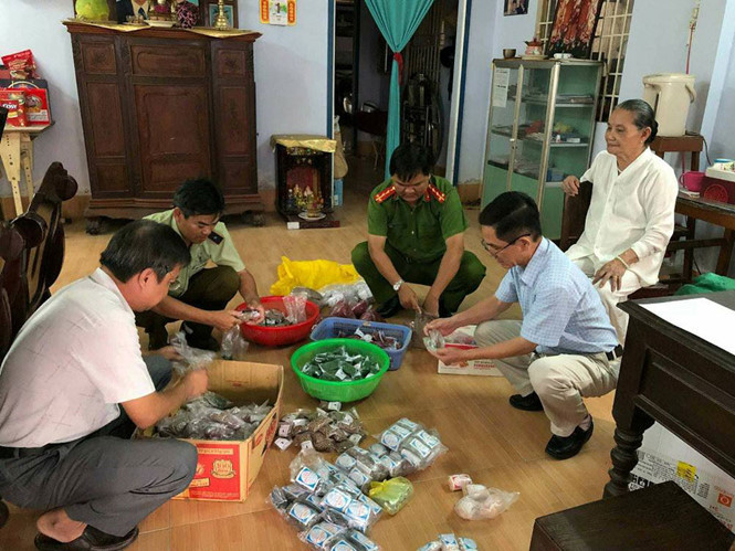 Lực lượng chức năng kiểm tra cơ sở bán thuốc của bà Xuyến Lực lượng chức năng kiểm tra cơ sở bán thuốc của bà Xuyến
