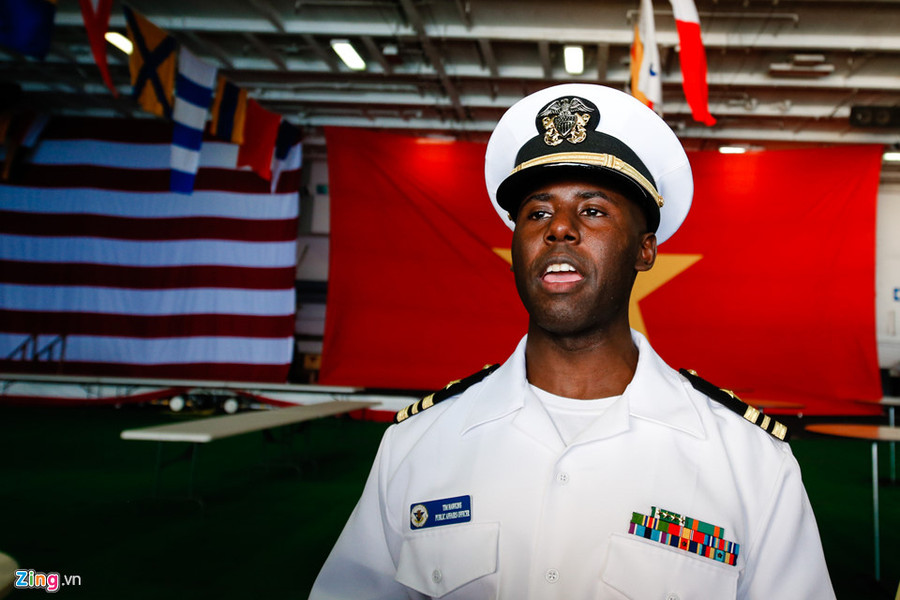 Các phóng viên Việt Nam và quốc tế được đưa đi tham quan tàu vào chiều 5/3. Đây là lần đầu tiên một tàu sân bay của Mỹ cập cảng Việt Nam kể từ khi kết thúc Chiến tranh Việt Nam. Sự kiện lịch sử đánh dấu một mốc mới trong quan hệ Việt - Mỹ nói chung và hợp tác quốc phòng giữa hai nước nói riêng. Trong ảnh là thủy thủ hướng dẫn báo chí trong chuyến tham quan tàu. Các phóng viên Việt Nam và quốc tế được đưa đi tham quan tàu vào chiều 5/3. Đây là lần đầu tiên một tàu sân bay của Mỹ cập cảng Việt Nam kể từ khi kết thúc Chiến tranh Việt Nam. Sự kiện lịch sử đánh dấu một mốc mới trong quan hệ Việt - Mỹ nói chung và hợp tác quốc phòng giữa hai nước nói riêng. Trong ảnh là thủy thủ hướng dẫn báo chí trong chuyến tham quan tàu.