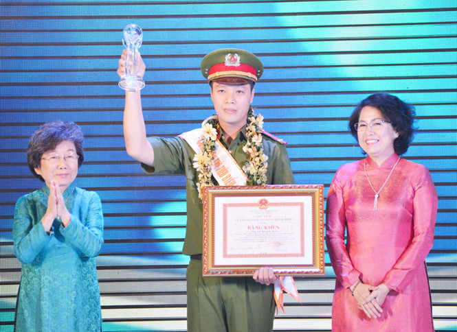  Trung úy Hảo nhận danh hiệu Công dân trẻ tiêu biểu TP.HCM năm 2018