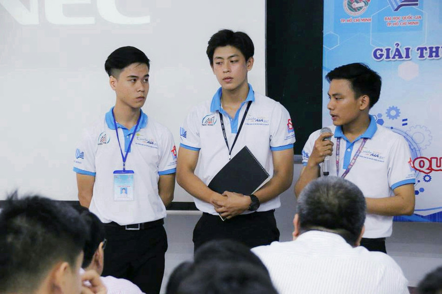 Nhóm tác giả thuyết trình về sản phẩm tại cuộc thi.