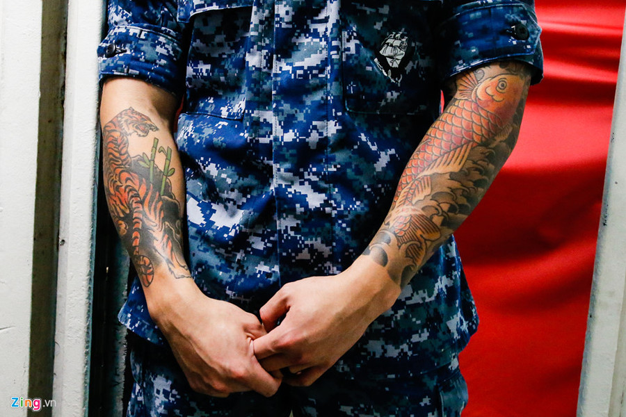 Paul cho biết anh làm trên tàu hai năm nay với công việc sửa chữa máy bay. Chàng trai thích xăm hình và cả hai hình xăm trên cánh tay đều hình thành sau khi anh nhập ngũ. Anh rất thích đồ ăn Việt Nam. Paul cho biết anh làm trên tàu hai năm nay với công việc sửa chữa máy bay. Chàng trai thích xăm hình và cả hai hình xăm trên cánh tay đều hình thành sau khi anh nhập ngũ. Anh rất thích đồ ăn Việt Nam.