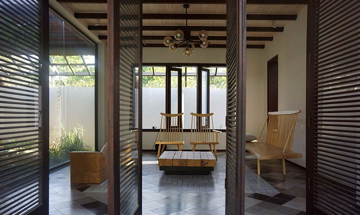 Bên cạnh đó, tấm pin năng lượng mặt trời cũng được lắp đặt trên mái, mang đến một nguồn năng lượng lớn cho người sử dụng.