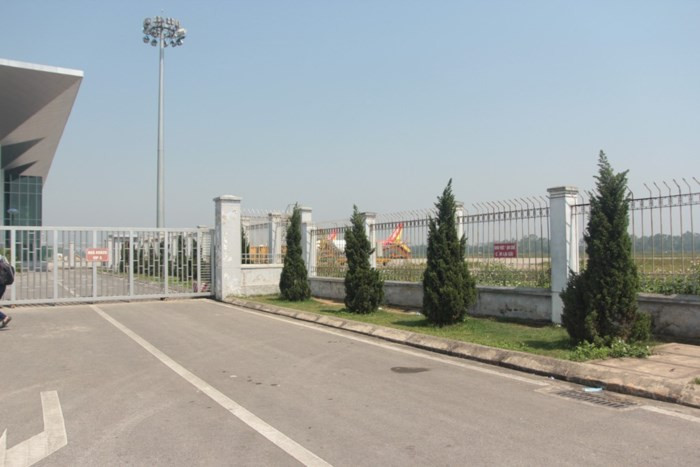 Lợi dụng lúc nhân viên quay lưng lại phía hàng rào và cửa lên thang máy bay, nam sinh viên đã chạy lên thang. Khi đến cửa máy bay, do không xuất trình được thẻ lên máy bay nên người này bị tiếp viên chặn lại.