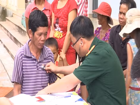 Khám bệnh cho người dân. Ảnh: N.S