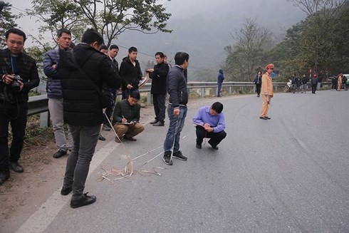  Vụ xe khách rơi xuống vực trên đường đi Sa Pa cũng là sau khi đã đâm đổ hàng chục dải phân cách.