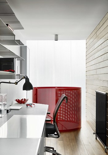 Phòng làm việc yên tĩnh nằm cạnh phòng khách.