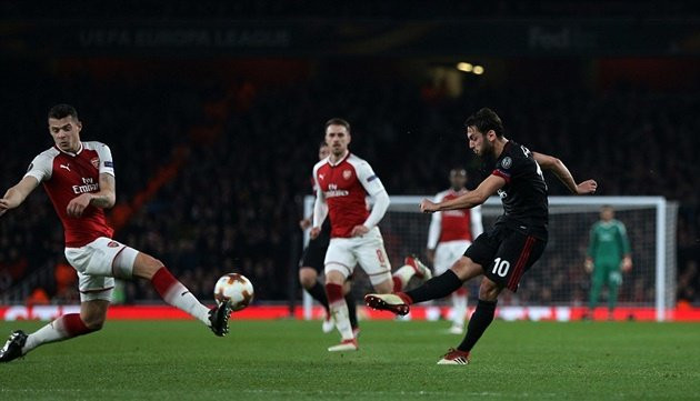 Calhanoglu thắp sáng hi vọng đi tiếp cho Milan với cú sút xa thành bàn. Calhanoglu thắp sáng hi vọng đi tiếp cho Milan với cú sút xa thành bàn.