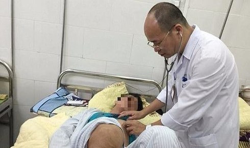  TS. Đỗ Duy Cường - Trưởng khoa Truyền nhiễm, Bệnh viện Bạch Mai thăm khám bệnh nhân (ảnh minh hoạ)
