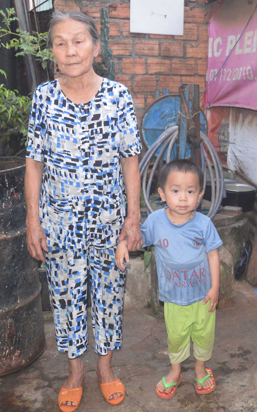  Bà Hạnh bên cháu ngoại mồ côi 3 tuổi. Ảnh: Đ.Y