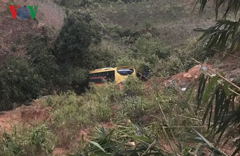 Hiện trường vụ xe khách rơi xuống đèo Lò Xo ngày 1-3.