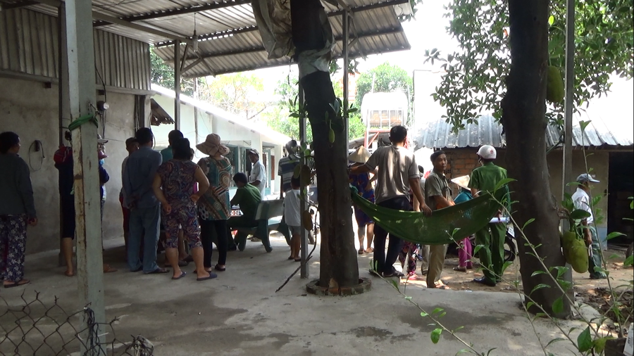 Công an làm việc tại hiện trường.