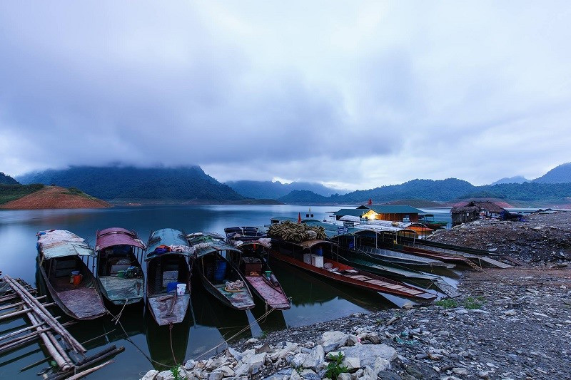 Bến thuyền trên hồ Na Hang, xa xa là núi Pác Tạ bị mây mù bao phủ. Bến thuyền trên hồ Na Hang, xa xa là núi Pác Tạ bị mây mù bao phủ.