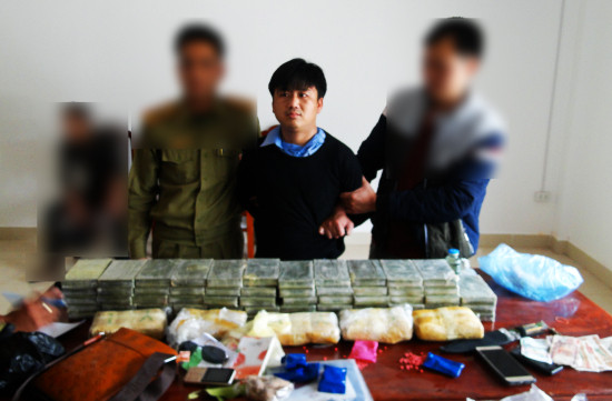 Đối tượng Giàng A Tú và tang vật của vụ án tại cơ quan điều tra. Đối tượng Giàng A Tú và tang vật của vụ án tại cơ quan điều tra.