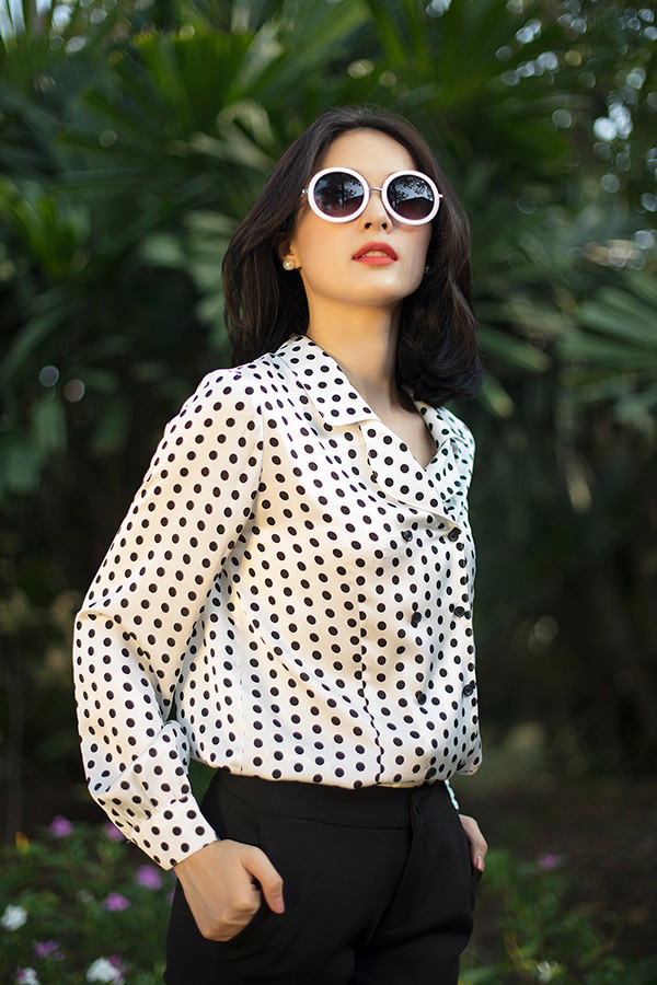 Từ cách sử dụng chất liệu, hoạ tiết cho đến phần tạo phom dáng, bộ sưu tập mang đến nhiều kiểu trang phục giúp chị em công sở xinh đẹp hơn khi đến văn phòng trong những ngày nắng tháng 3. Từ cách sử dụng chất liệu, hoạ tiết cho đến phần tạo phom dáng, bộ sưu tập mang đến nhiều kiểu trang phục giúp chị em công sở xinh đẹp hơn khi đến văn phòng trong những ngày nắng tháng 3.