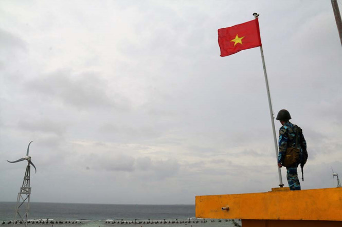 Chiến sĩ gác trên đảo Sinh Tồn Đông.