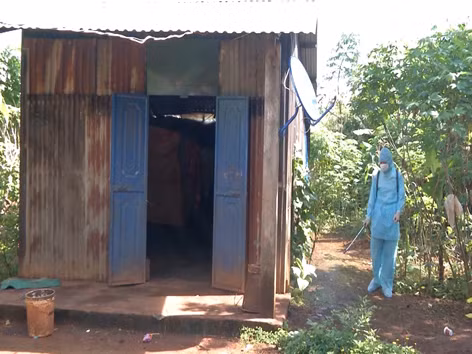 Phun thuốc diệt muỗi. Ảnh: N.S