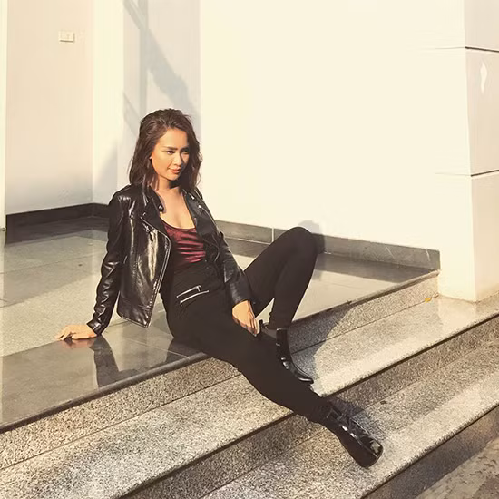  Ái Phương lại gây ấn tượng với street style “nổi loạn” đậm chất biker. Nữ ca sĩ diện áo khoác da cực ngầu, phối cùng quần skinny và bốt da cùng tone rất cá tính. Mái tóc xoăn sóng đánh rối tự nhiên của Ái Phương khiến người đối diện chỉ ngắm thôi cũng muốn lên đường đi phượt!