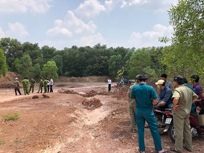 Hiện trường phát hiện thi thể người phụ nữ đã cháy đen. Hiện trường phát hiện thi thể người phụ nữ đã cháy đen.