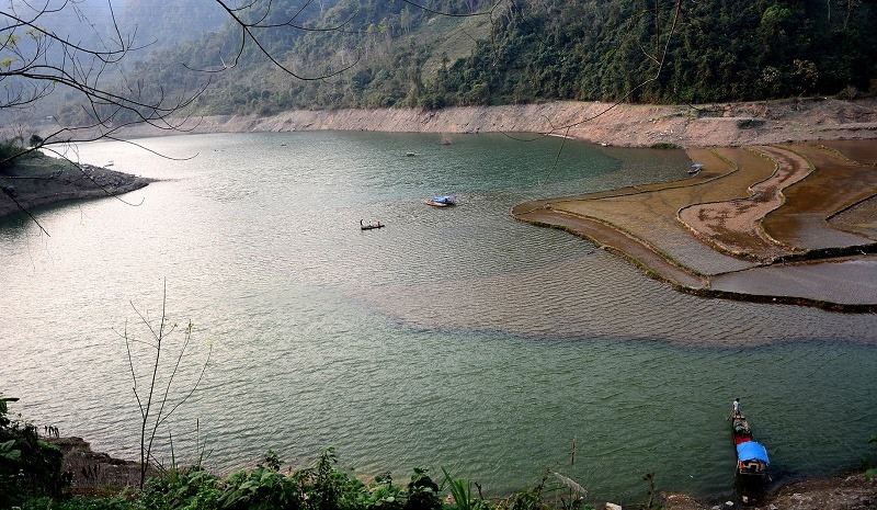 Hồ Na Hang với những con thuyền đi đánh cá trong chiều hoàng hôn. Hồ Na Hang với những con thuyền đi đánh cá trong chiều hoàng hôn.