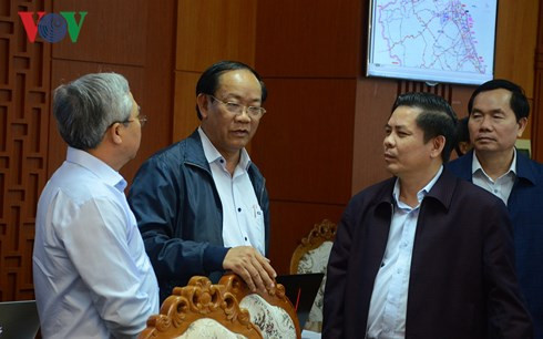 Bộ trưởng Bộ Giao thông Vận tải Nguyễn Văn Thể trao đổi với lãnh đạo tỉnh Quảng Nam.