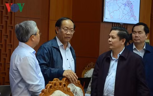 Bộ trưởng Bộ Giao thông Vận tải Nguyễn Văn Thể trao đổi với lãnh đạo tỉnh Quảng Nam.