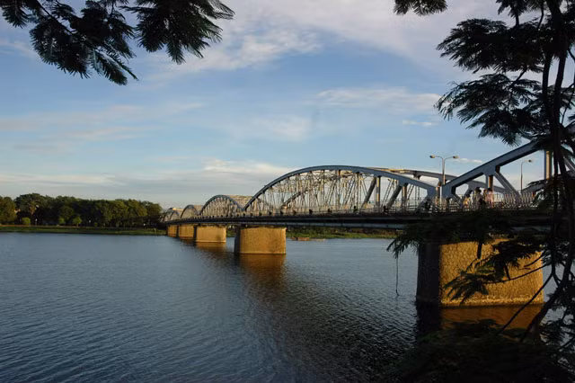  Cầu Trưởng Tiền từ lúc được xây dựng cho đến nay đã trải qua nhiều tên gọi khác nhau như cầu Thành Thái, cầu Clelesmenceau, cầu Nguyễn Hoàng, cầu Tràng Tiền… Ảnh: Zidean.