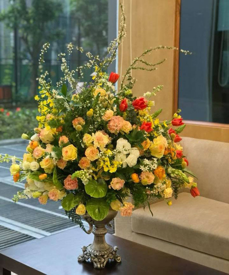  Nhiều người còn đặt những bó hoa, bình hoa khủng với giá cả chục triệu đồng