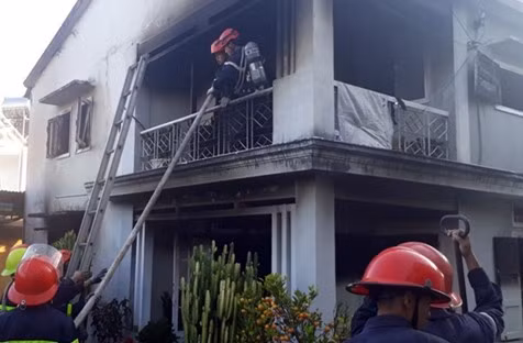 Lực lượng PCCC tỉnh Lâm Đồng khẩn trương dập tắt vụ hỏa hoạn.