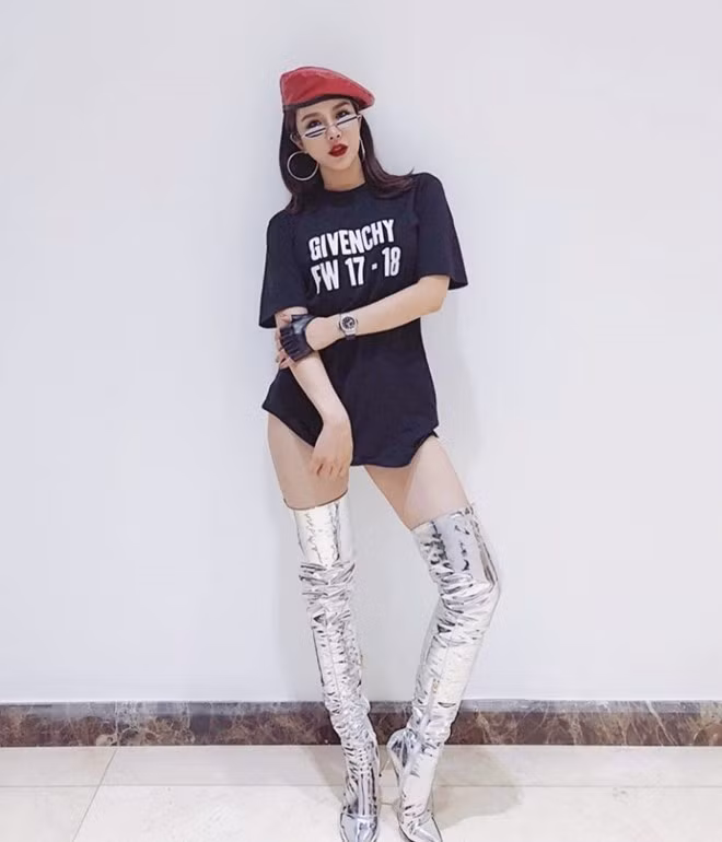 Diệp Lâm Anh khoe dáng gợi cảm khi diện áo phông Givenchy theo công thức giấu quần, phá cách ''chất lừ'' bằng đôi boots ánh bạc bắt mắt.