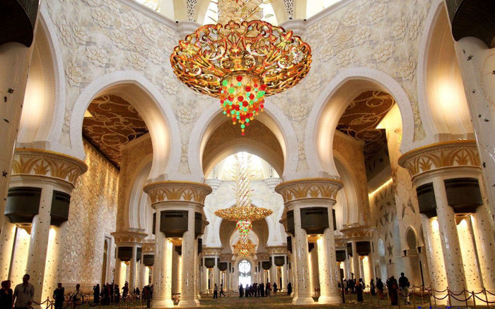  Bên trong thánh đường.