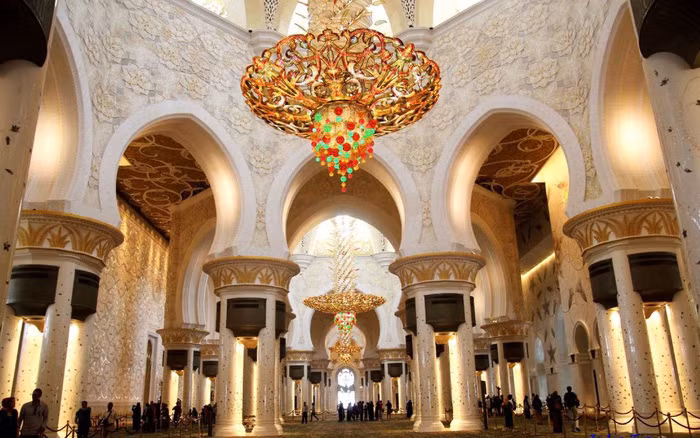  Bên trong thánh đường.