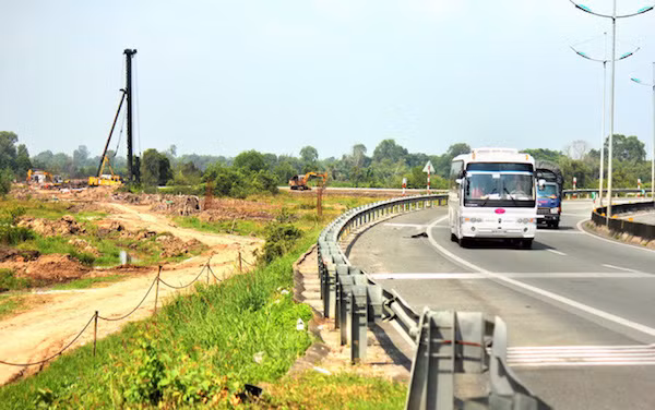Công trình xây dựng đường cao tốc Trung Lương - Mỹ Thuận, đoạn tiếp giáp với đường cao tốc TP.HCM - Trung Lương.