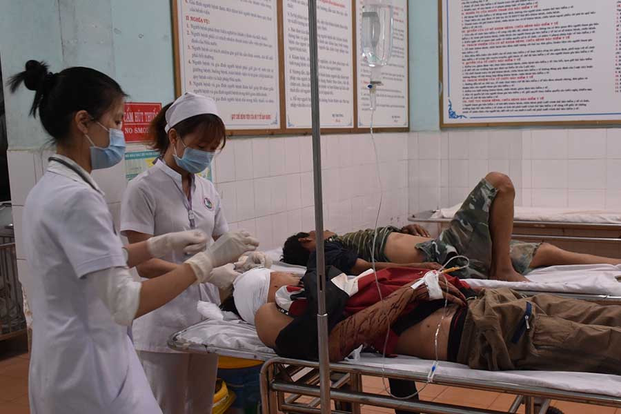  Anh Toàn được cấp cứu tại Bệnh viện Đa khoa tỉnh. Ảnh: Văn Ngọc