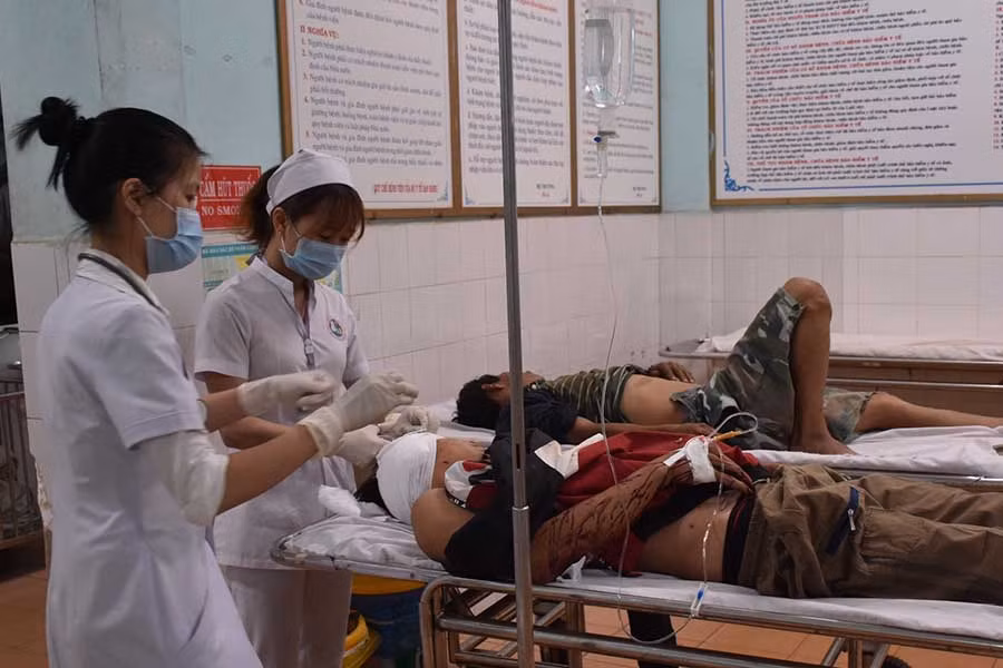  Anh Toàn được cấp cứu tại Bệnh viện Đa khoa tỉnh. Ảnh: Văn Ngọc