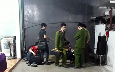 CAH Quốc Oai và lực lượng nghiệp vụ CATP khám nghiệm hiện trường vụ án mạng tại gia đình anh T. (Ảnh An ninh Thủ đô)