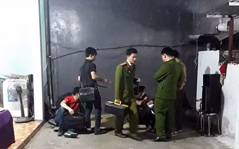 CAH Quốc Oai và lực lượng nghiệp vụ CATP khám nghiệm hiện trường vụ án mạng tại gia đình anh T. (Ảnh An ninh Thủ đô)