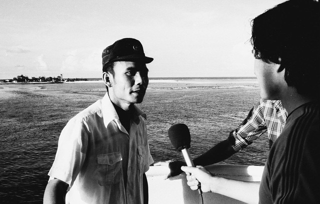 Các nhà báo ra Trường Sa sau sự kiện Gạc Ma phỏng vấn đại úy Thái Văn Khôi, đảo trưởng đảo Sinh Tồn, vào tháng 4-1988.