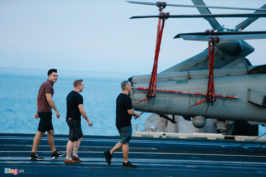 Các thủy thủ chia ca để làm nhiệm vụ. Khi hết ca trực, họ có thể mặc thường phục, rời vị trí và tham gia các hoạt động giải trí ngay trên tàu. Các thủy thủ chia ca để làm nhiệm vụ. Khi hết ca trực, họ có thể mặc thường phục, rời vị trí và tham gia các hoạt động giải trí ngay trên tàu.