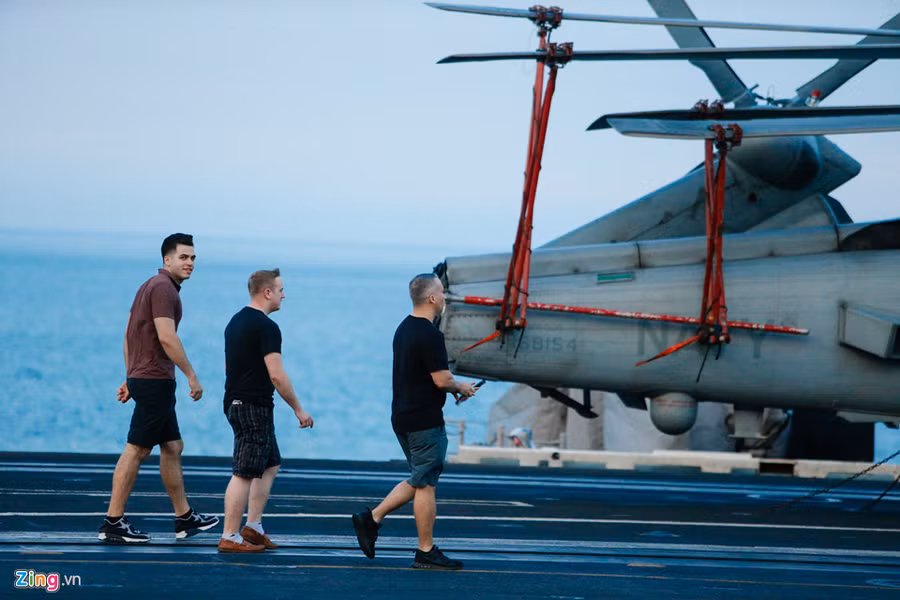 Các thủy thủ chia ca để làm nhiệm vụ. Khi hết ca trực, họ có thể mặc thường phục, rời vị trí và tham gia các hoạt động giải trí ngay trên tàu.