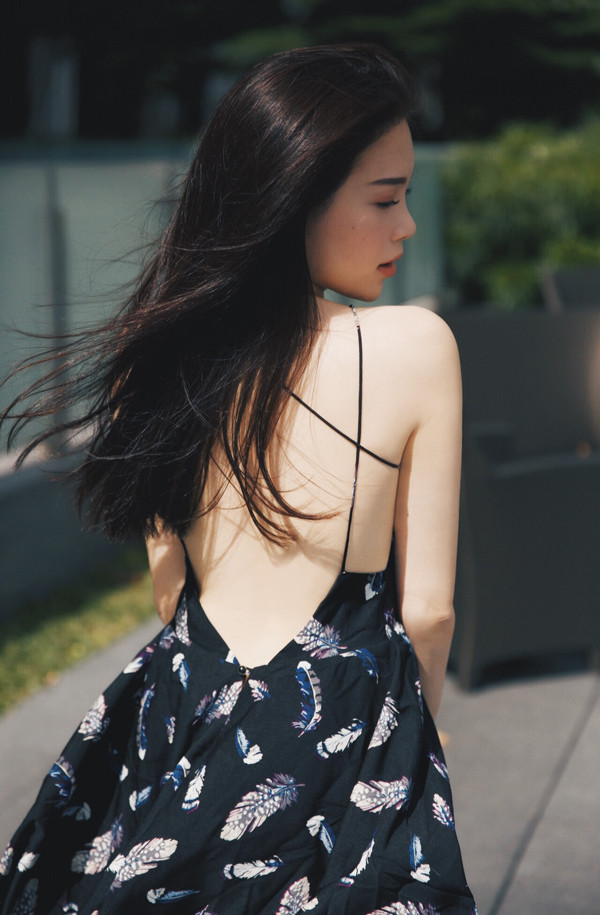 Thiết kế váy cổ yếm đi cùng những đường dây bắt chéo trên bờ vai là sản phẩm được các nhà mốt giới thiệu cho mùa mới. Chi tiết lưng áo được cắt cáp tỉ mỉ để làm nổi bật phần võng lưng của bạn gái.