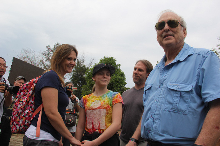 Bốn người trong gia đình ông Ronald cảm thấy rất vui khi người dân nơi này đón ông như người thân.