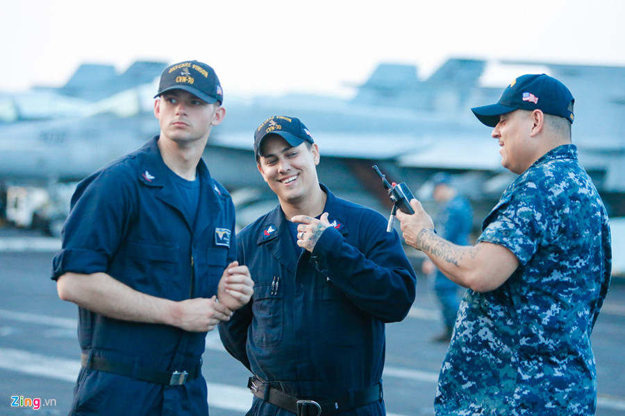 Nhiệm vụ quan trọng của phần lớn hải trình là chuẩn bị cho những tình huống bất ngờ. Do vậy, chương trình tập luyện chiếm đa số thời gian trên tàu USS Carl Vinson. "Các bài tập này giống như một môn thể thao và chúng tôi phải luôn tập luyện. Biên độ sai số phải ở mức rất nhỏ", viên phi công trên nói. Nhiệm vụ quan trọng của phần lớn hải trình là chuẩn bị cho những tình huống bất ngờ. Do vậy, chương trình tập luyện chiếm đa số thời gian trên tàu USS Carl Vinson.