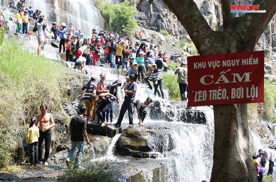 Dù đã có biển cảnh báo nhưng vào mùa lễ hội, nhiều du khách vẫn bất chấp nguy hiểm trèo lên thác Pongour. 